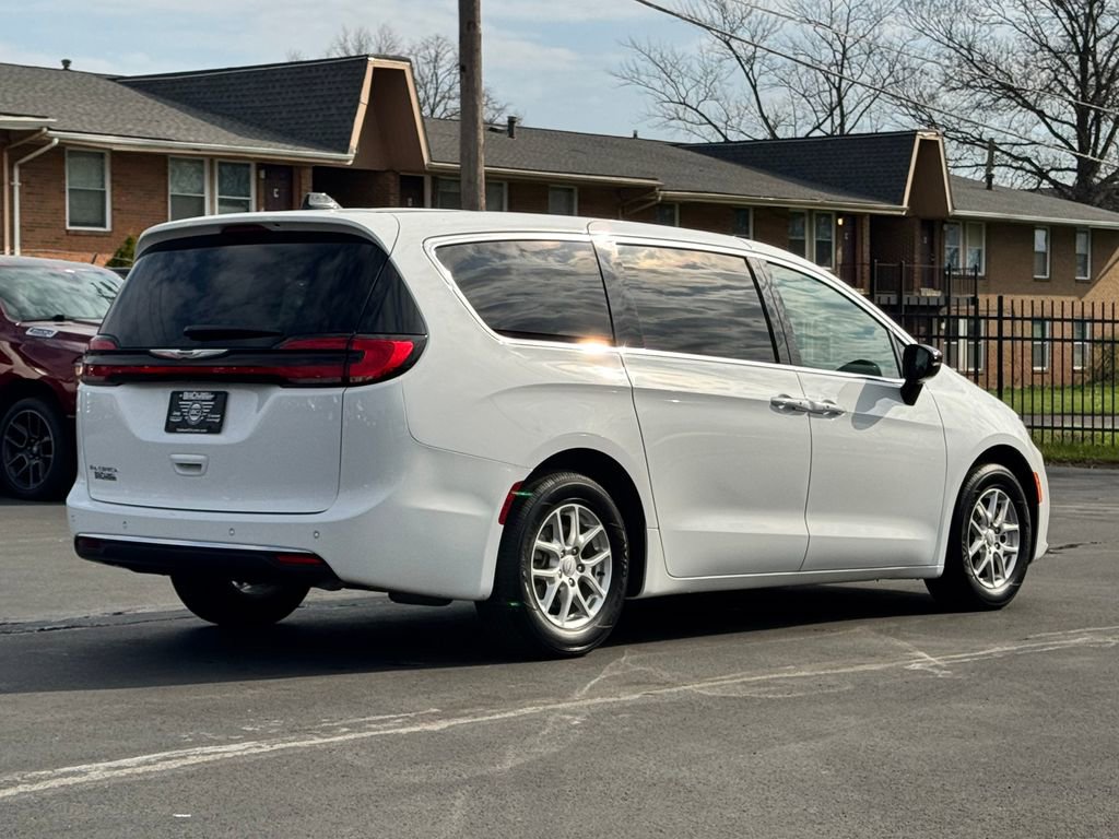 Used 2025 Chrysler Pacifica Select image 7