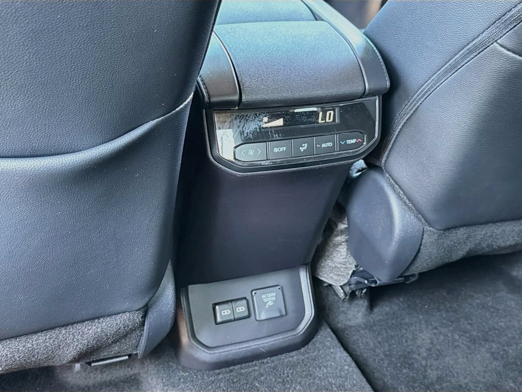 Used 2026 Toyota Highlander Limited AWD/4WD image 36