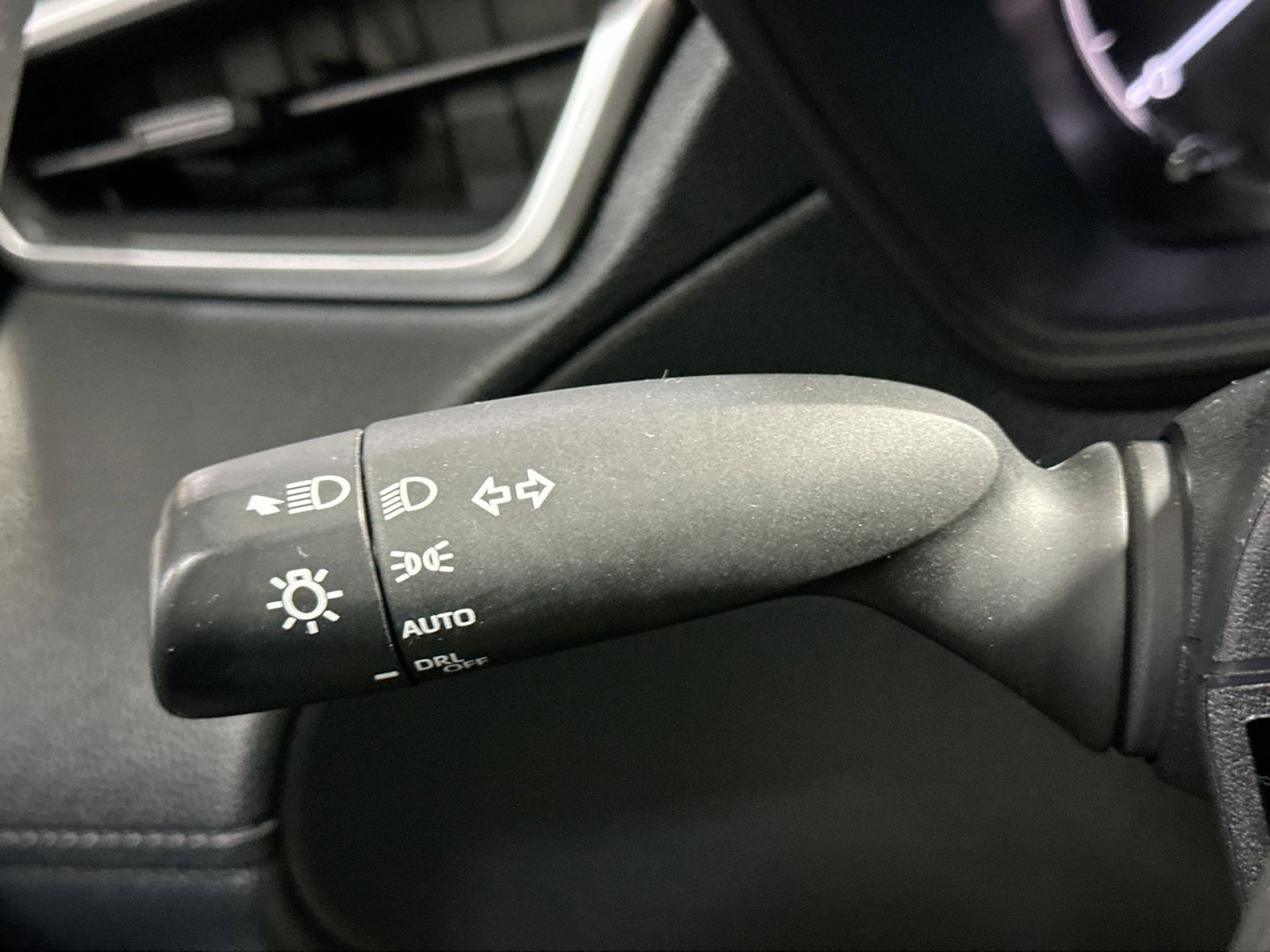 Used 2024 Toyota Corolla Cross SE w/ Moonroof Package image 28