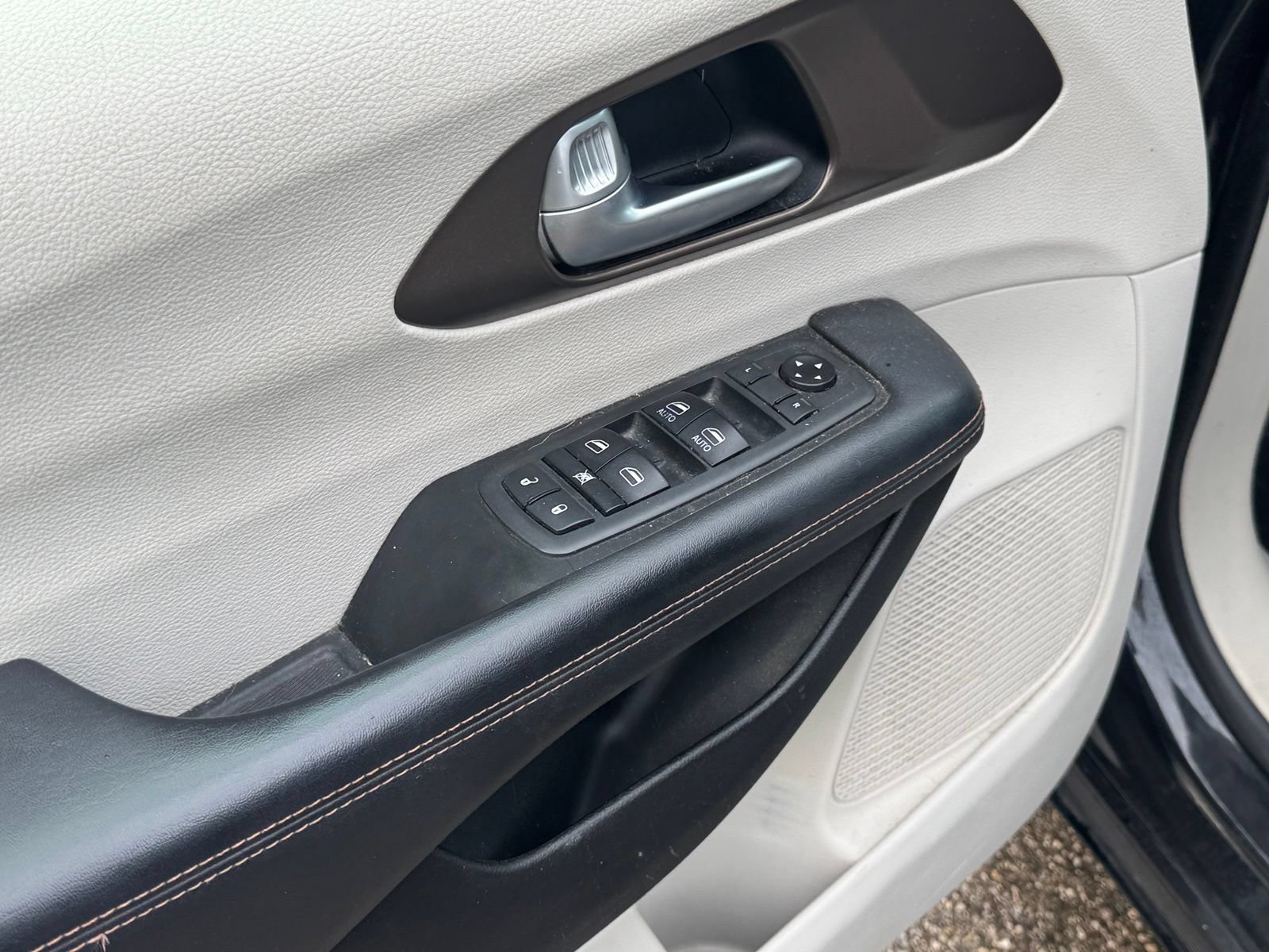 Used 2018 Chrysler Pacifica Touring-L FWD image 12