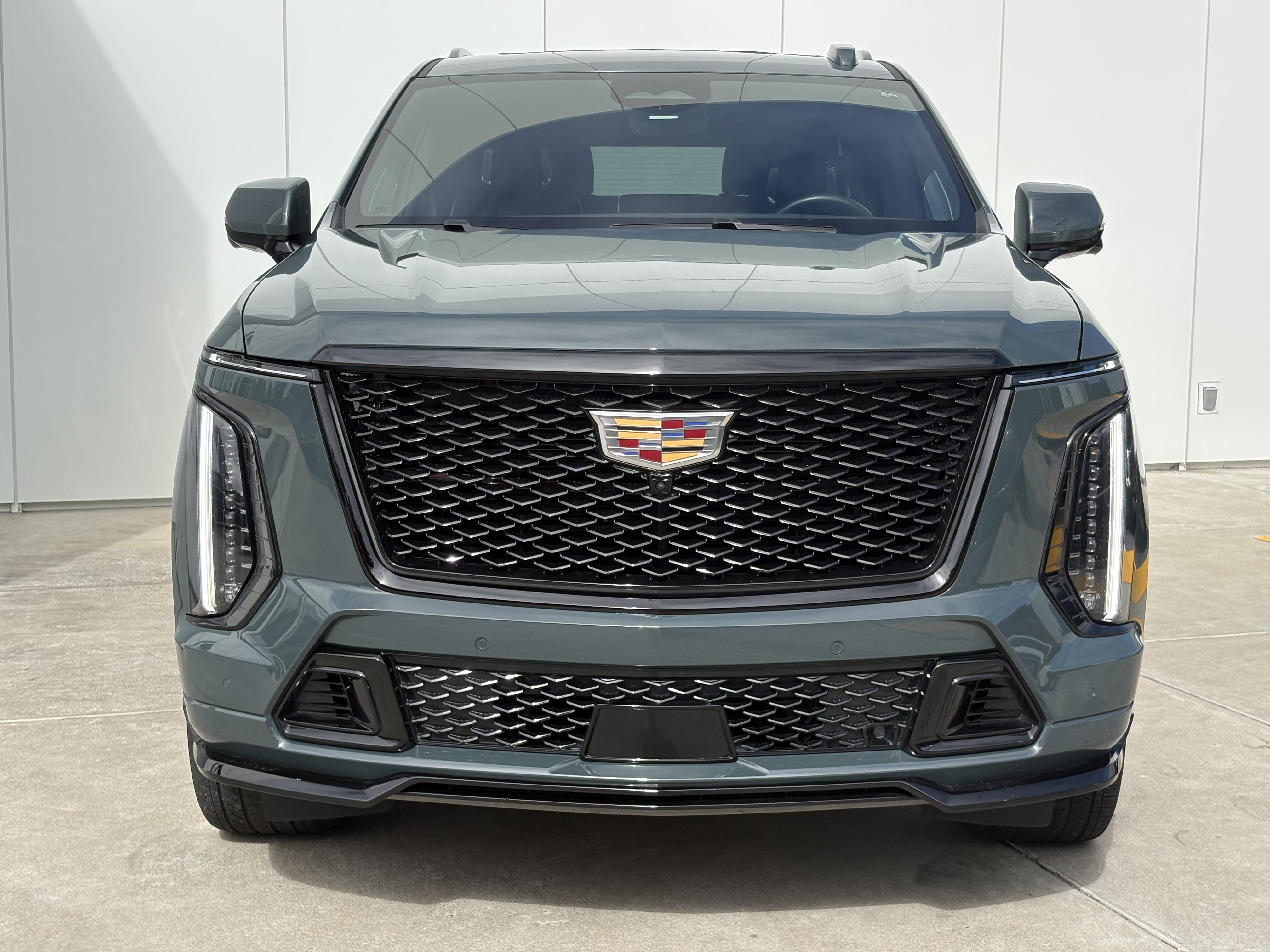 Used 2025 Cadillac Escalade ESV V AWD/4WD image 3