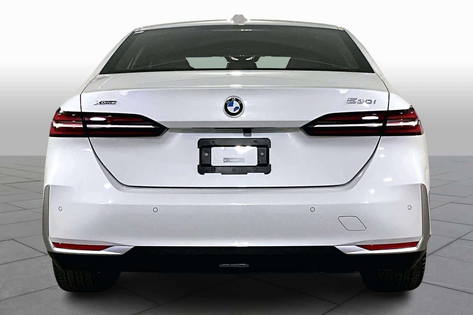 Certified 2026 BMW 530i xDrive w/ Premium Package AWD/4WD image 4