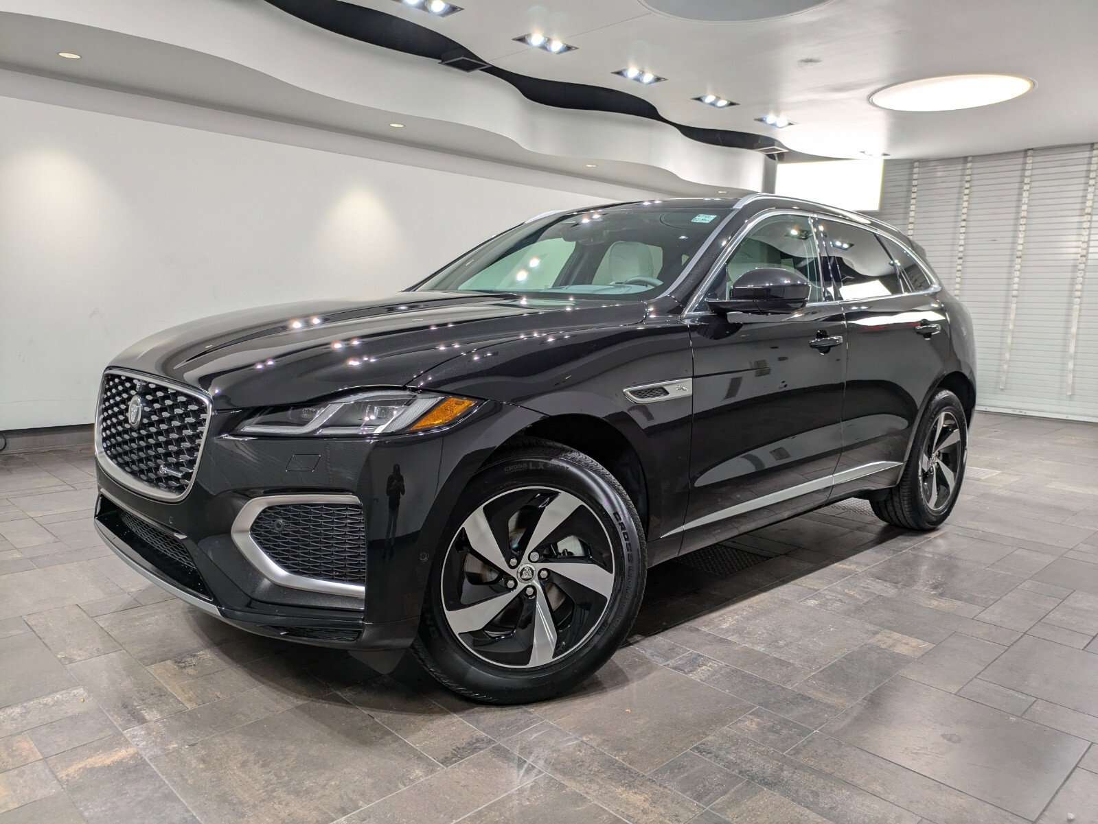 Used 2025 Jaguar F-PACE R-Dynamic S image 1
