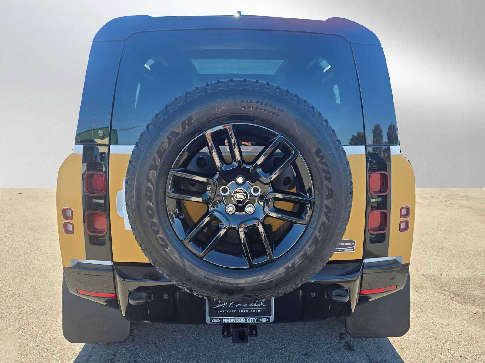 Used 2023 Land Rover Defender 90 X-Dynamic SE image 4