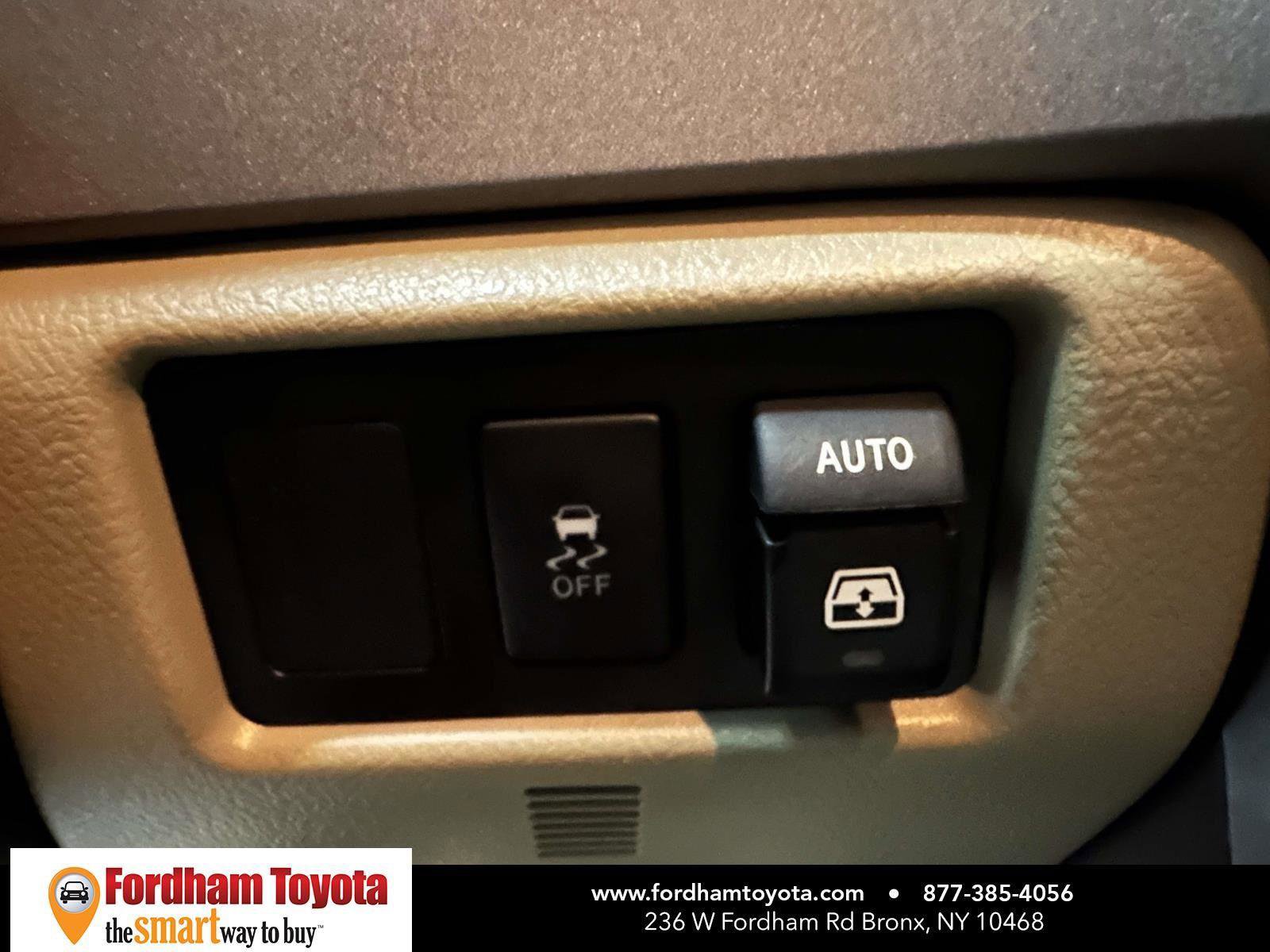 Used 2011 Toyota Sequoia Limited AWD/4WD image 31