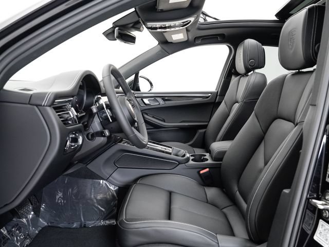 Certified 2025 Porsche Macan Turbo AWD/4WD image 6