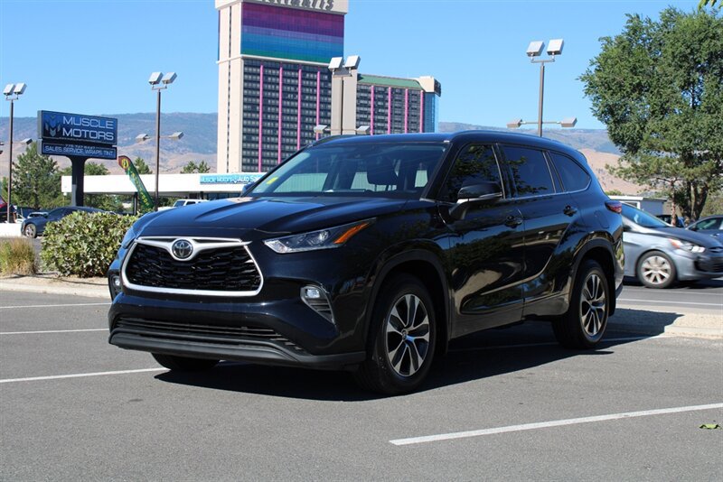 Used 2021 Toyota Highlander XLE AWD/4WD image 3