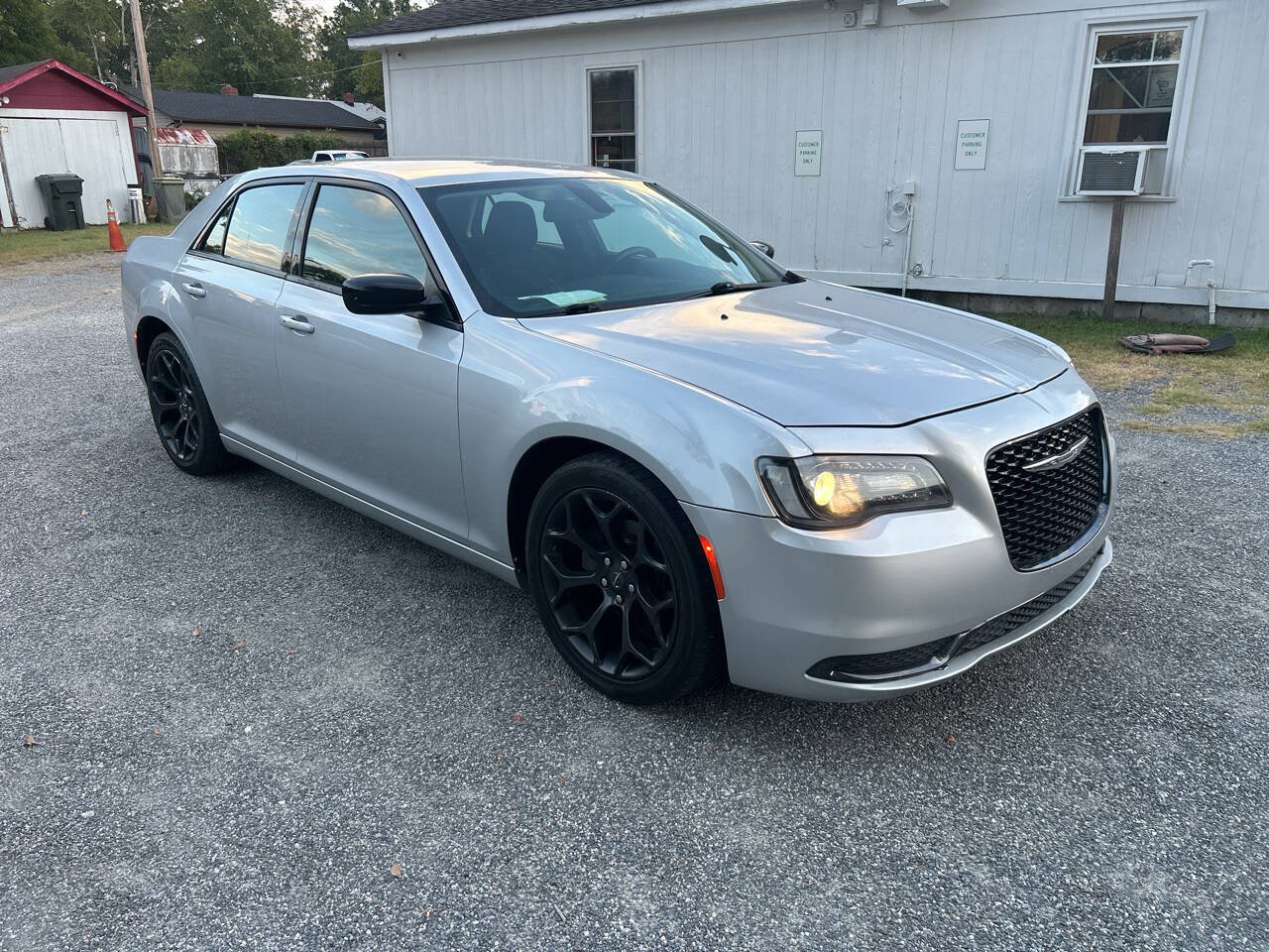 Used 2019 Chrysler 300 Touring w/ Sport Appearance Package RWD image 8