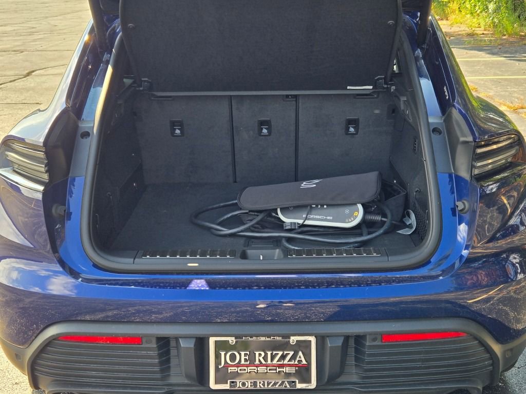 Certified 2025 Porsche Macan Electric image 15