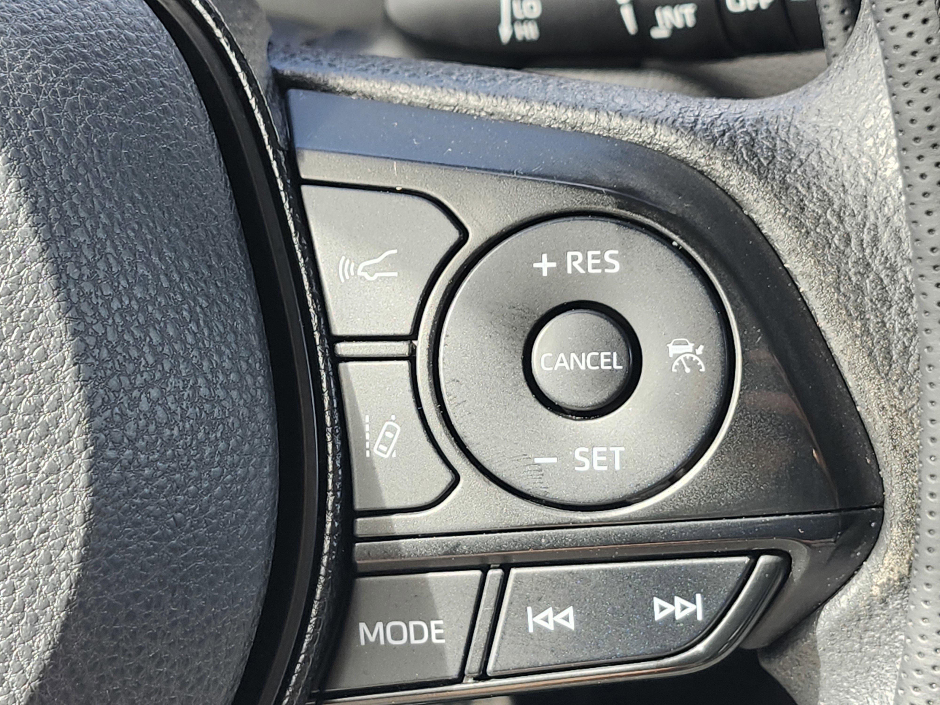 Used 2020 Toyota RAV4 XLE image 31