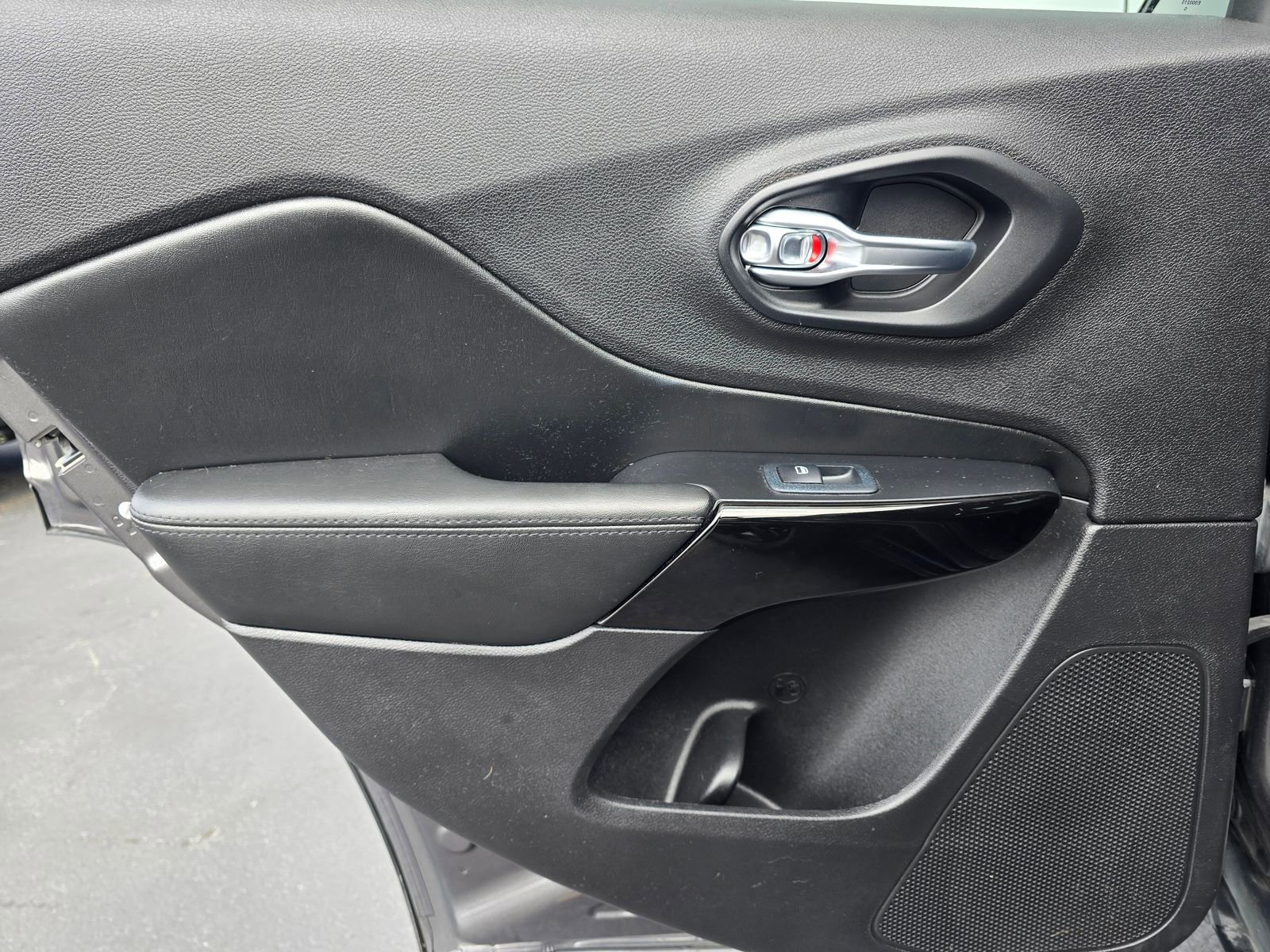 Used 2019 Jeep Cherokee Latitude Plus AWD/4WD image 34