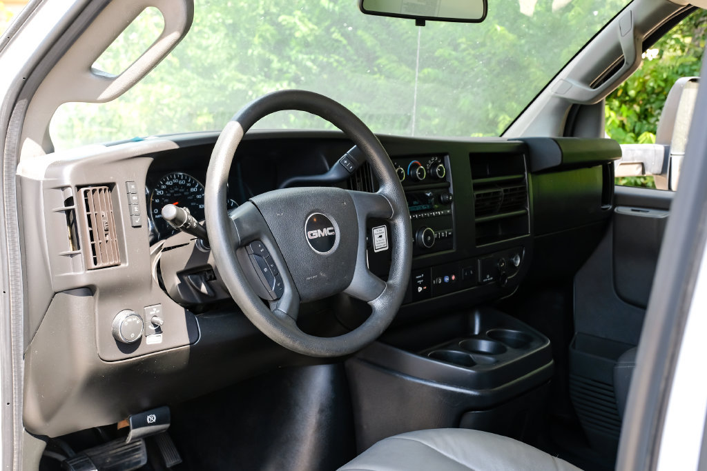 Used 2021 GMC Savana 3500 Extended w/ Power Convenience Package RWD image 3