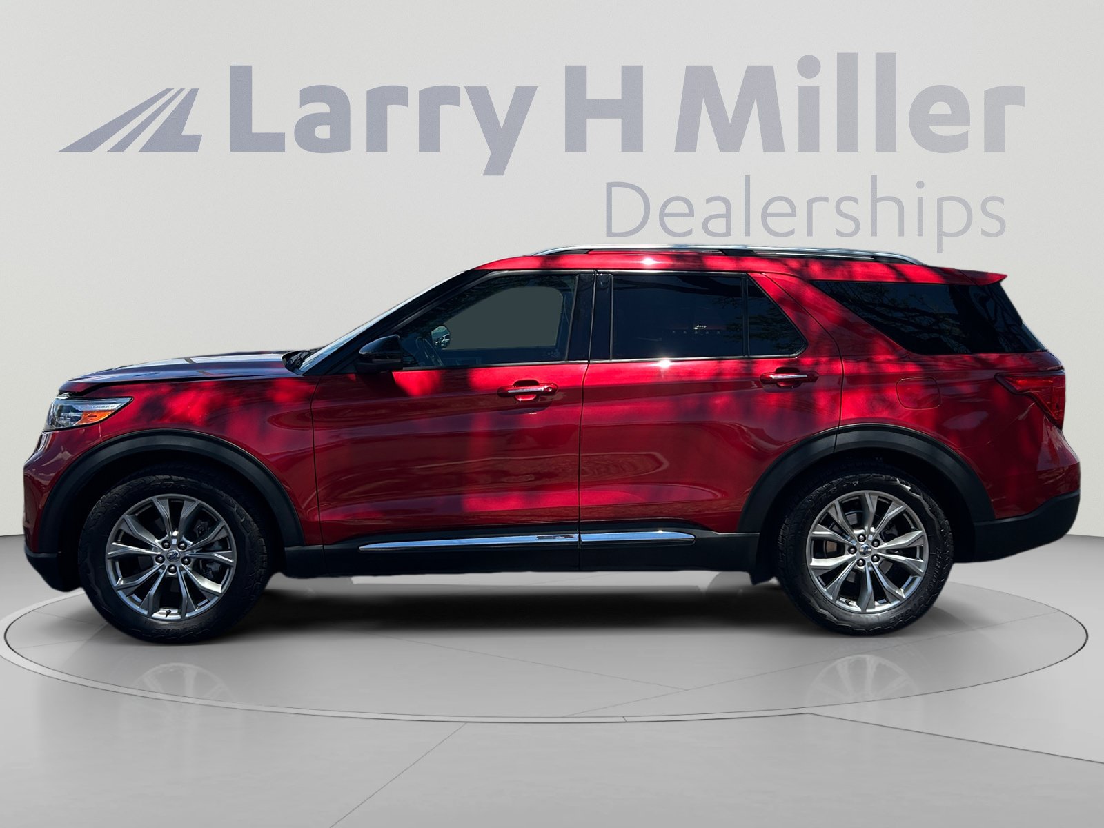 Used 2021 Ford Explorer Limited w/ Equipment Group 301A RWD image 2
