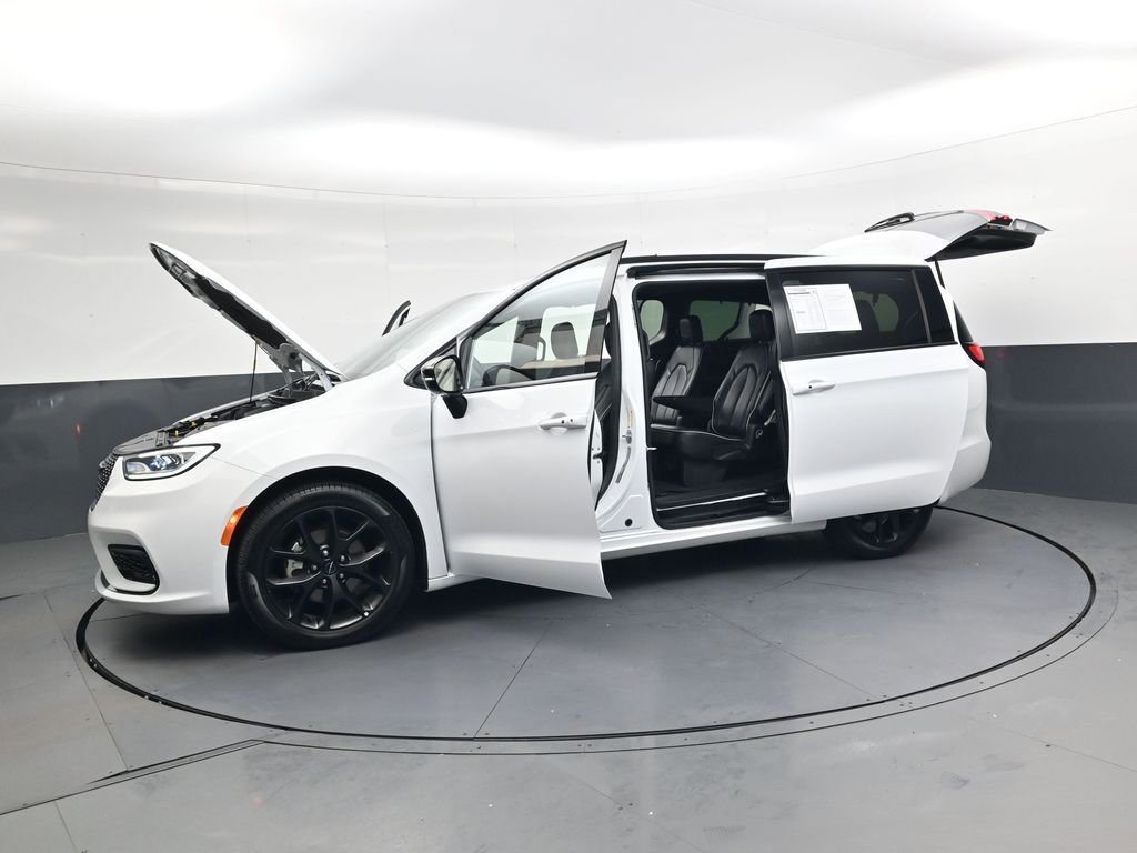 Used 2025 Chrysler Pacifica Limited image 45