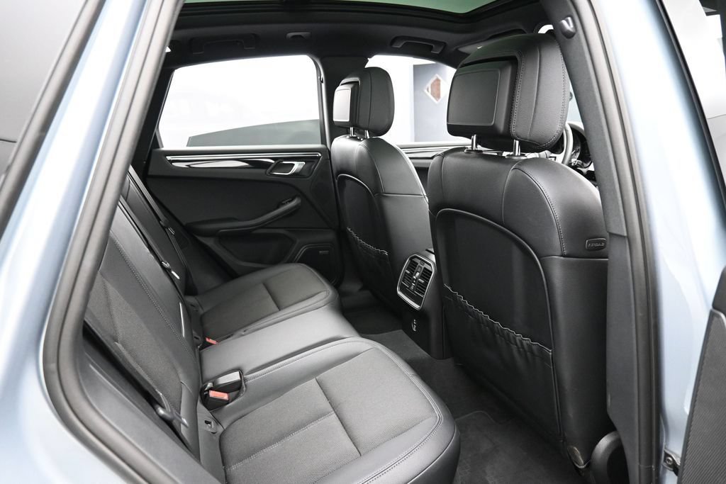 Certified 2025 Porsche Macan AWD/4WD image 27