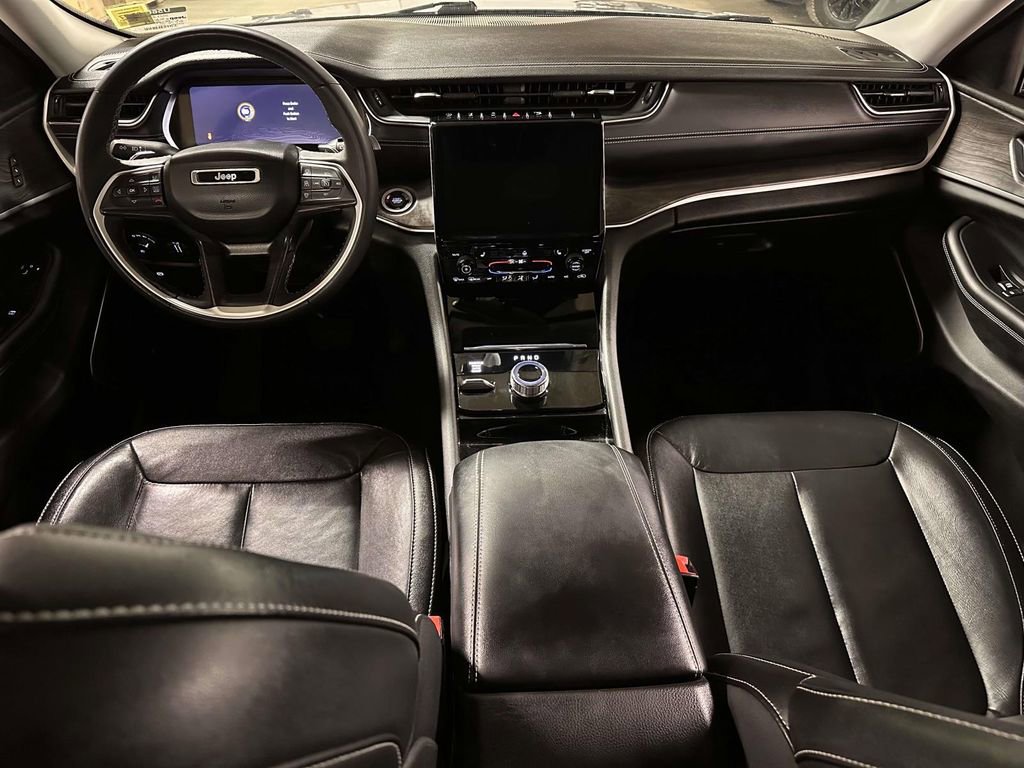 Used 2023 Jeep Grand Cherokee Limited w/ Black Appearance Package image 17