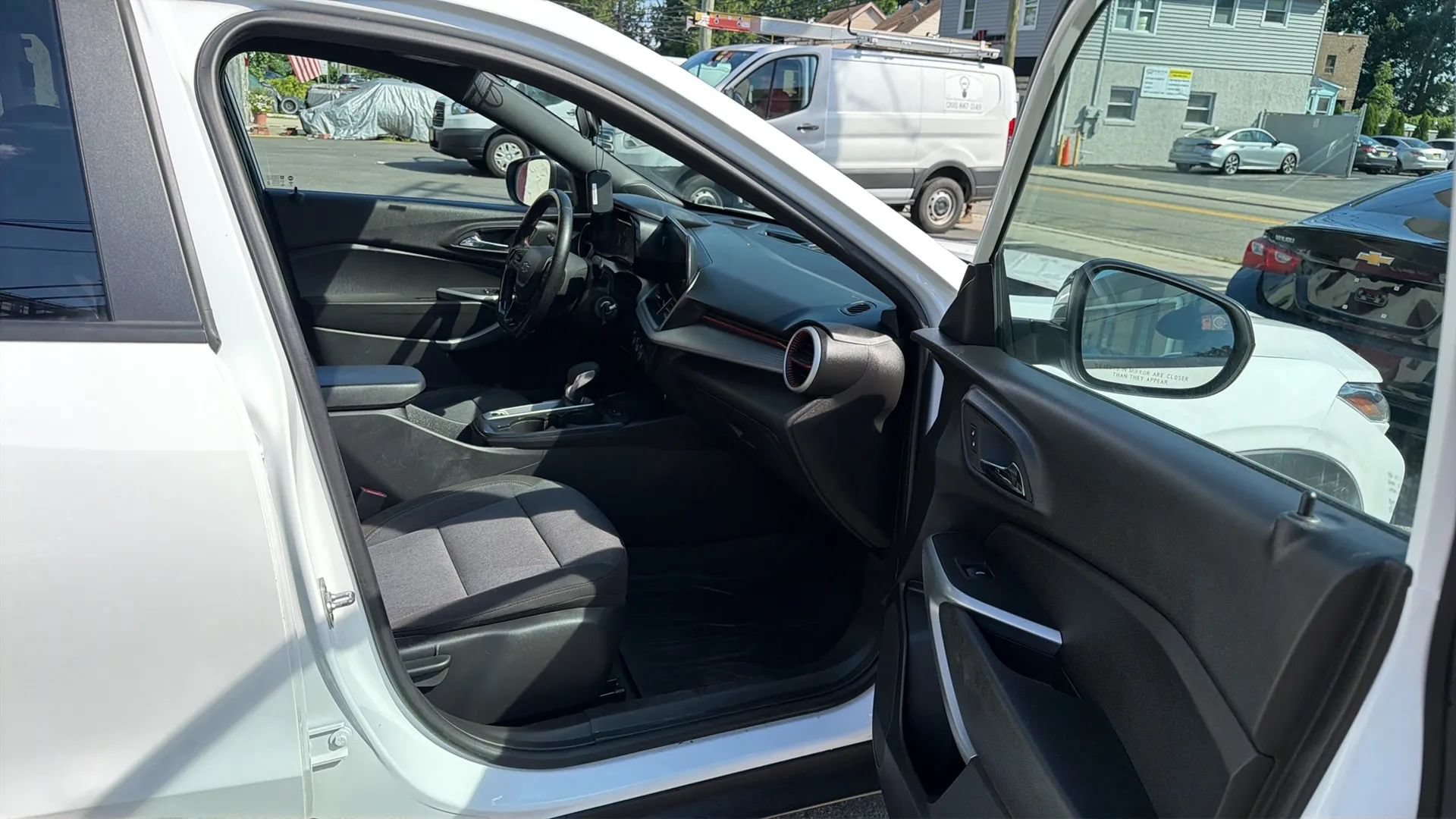 Used 2025 Chevrolet Trax RS FWD image 25