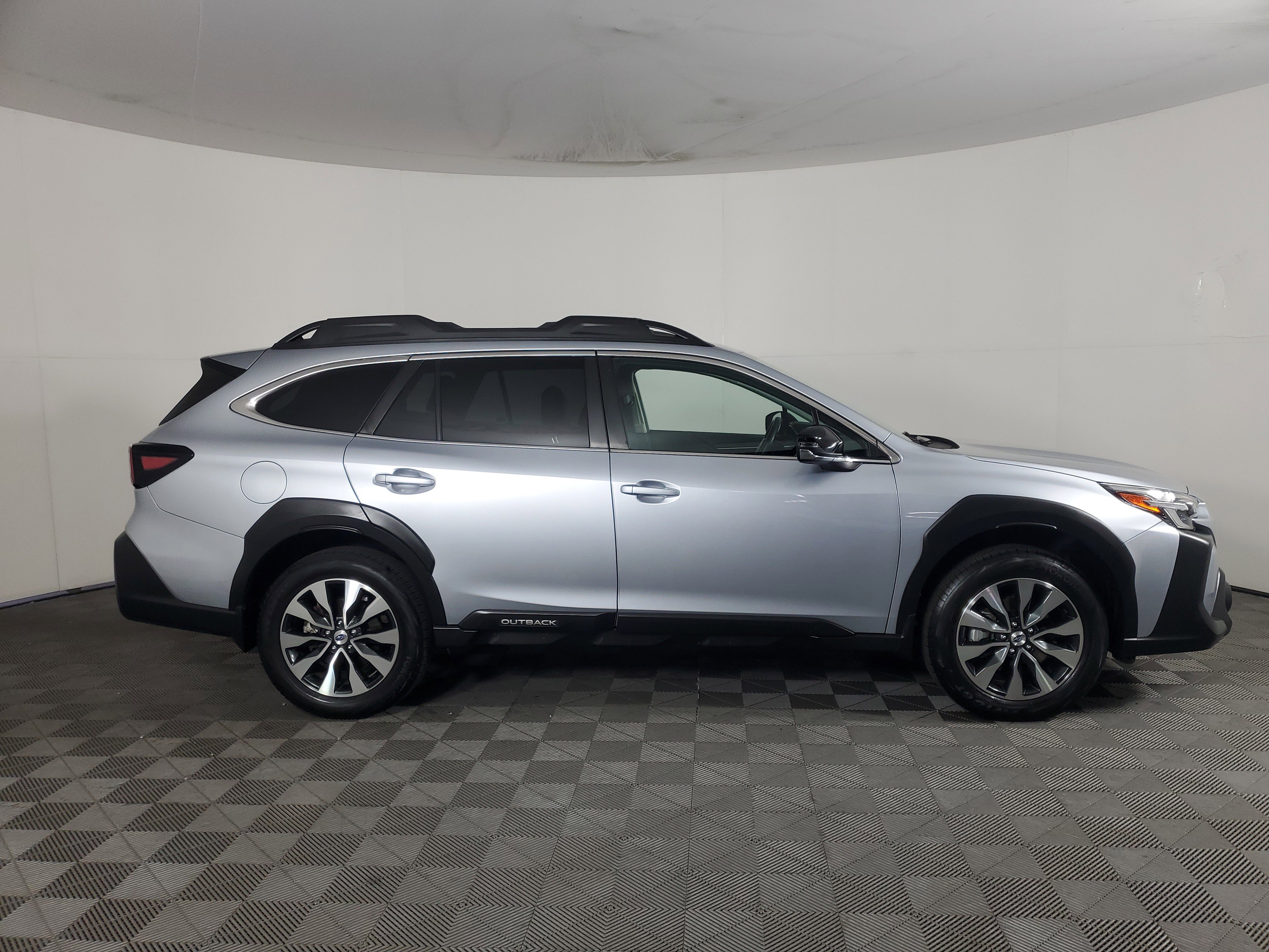 Used 2024 Subaru Outback Limited AWD/4WD image 3