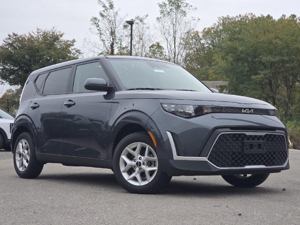 Used 2025 Kia Soul LX w/ LX Technology Package FWD image 1
