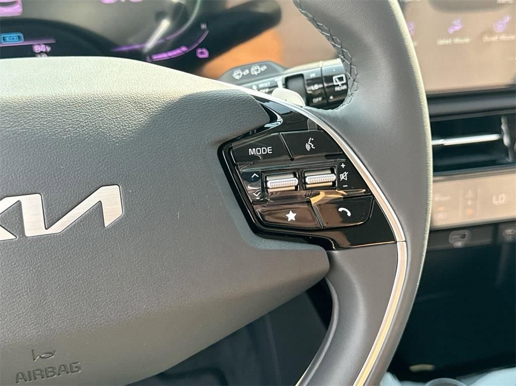 Certified 2025 Kia Niro EX image 25