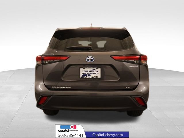 Used 2022 Toyota Highlander LE AWD/4WD image 3