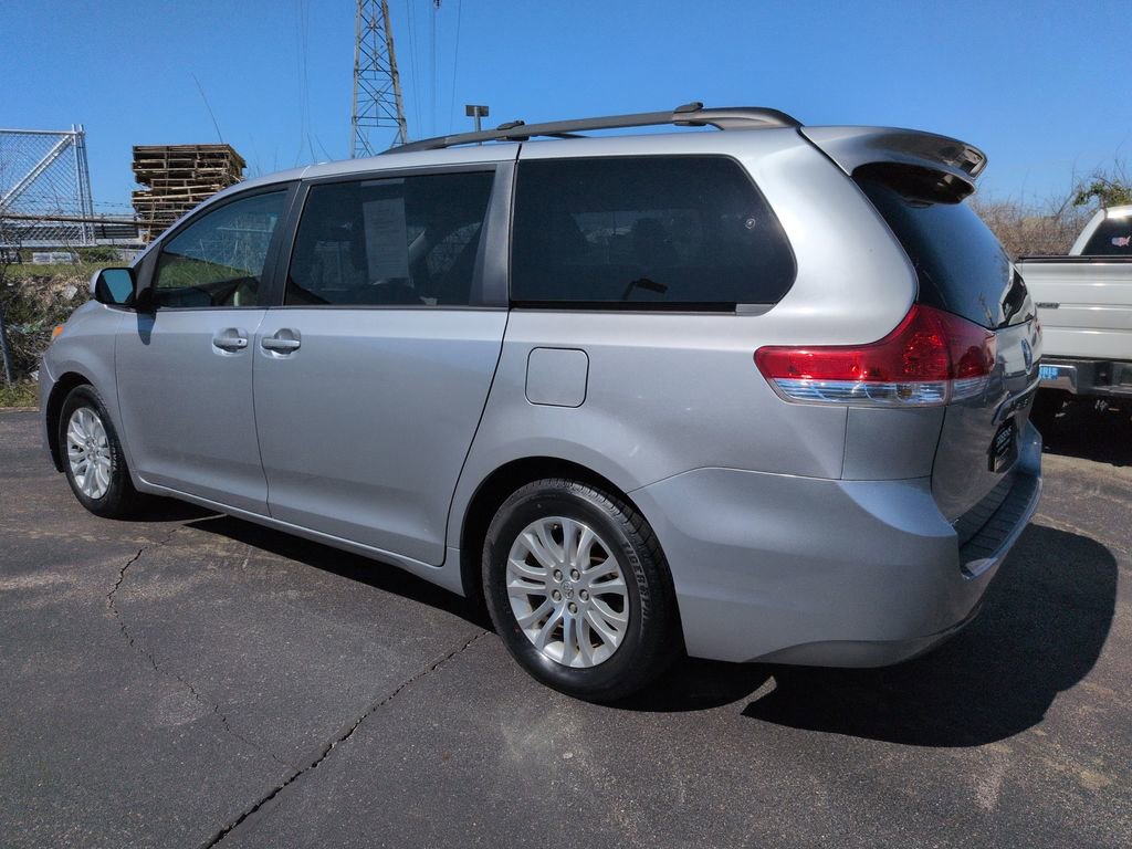 Used 2013 Toyota Sienna XLE image 3