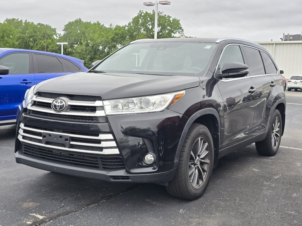 Used 2019 Toyota Highlander XLE AWD/4WD image 3