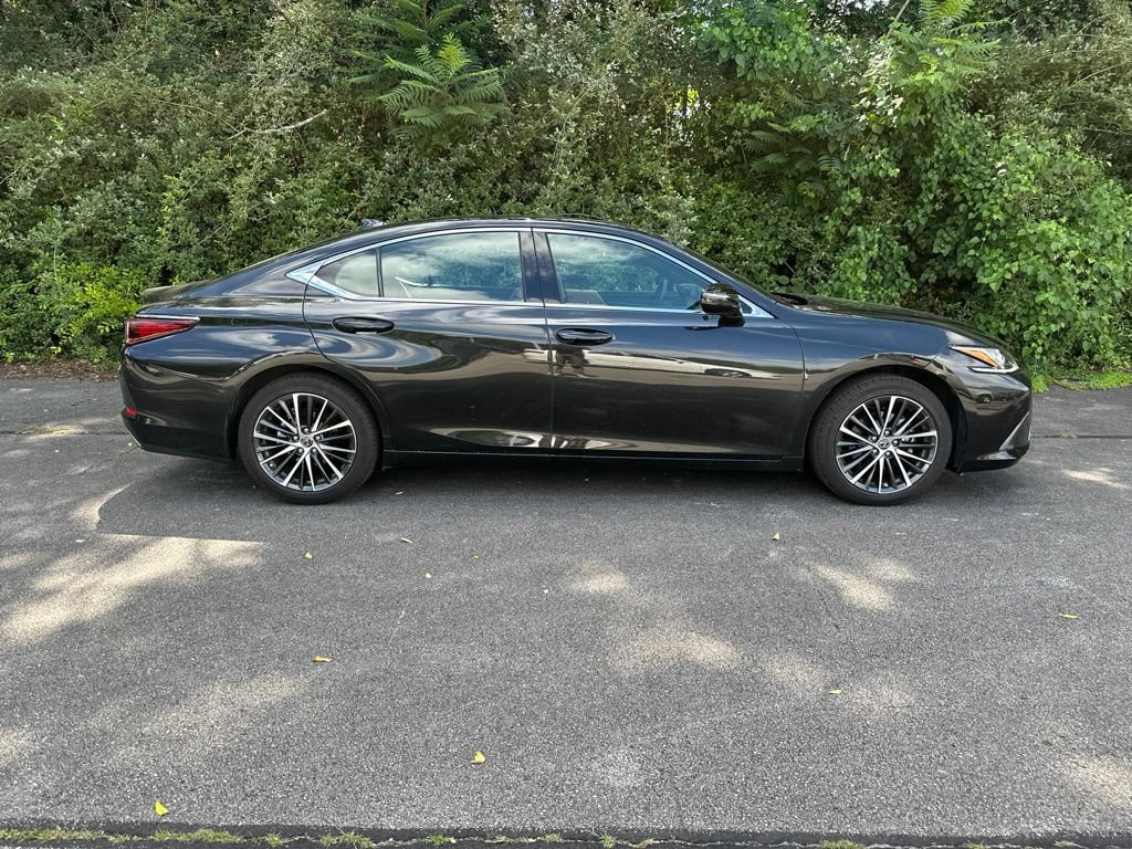 Used 2025 Lexus ES 350 w/ Premium Package FWD image 2