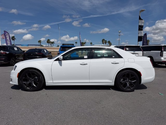 Used 2022 Chrysler 300 Touring L RWD image 8