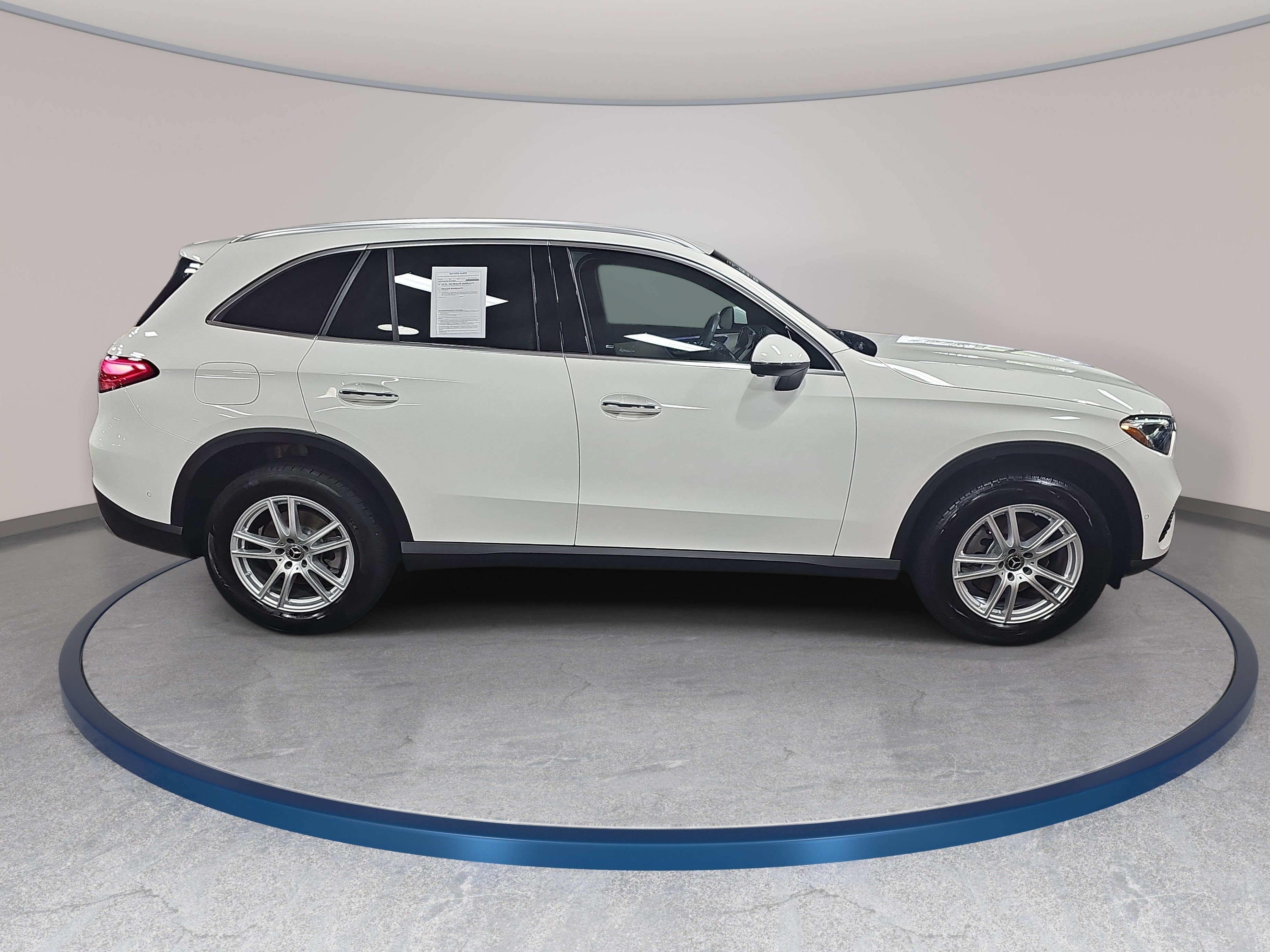 Used 2025 Mercedes-Benz GLC 300 4MATIC image 5