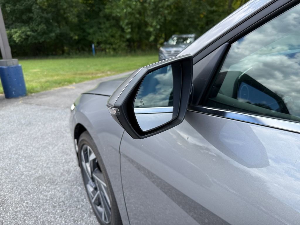 Used 2025 Hyundai Elantra Limited image 10