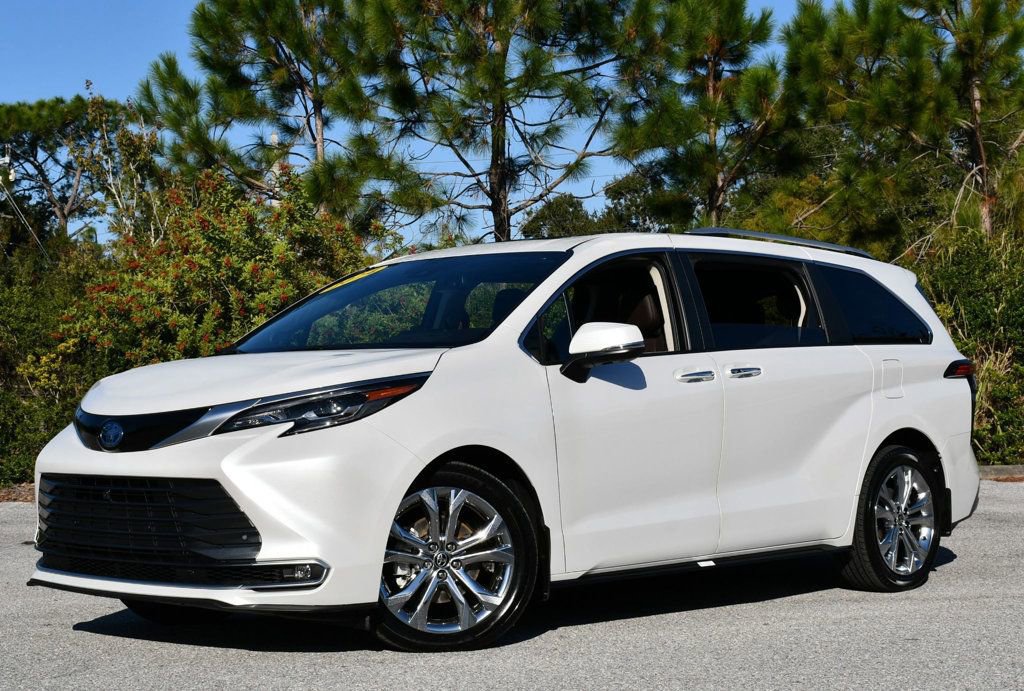 Used 2024 Toyota Sienna Platinum image 28