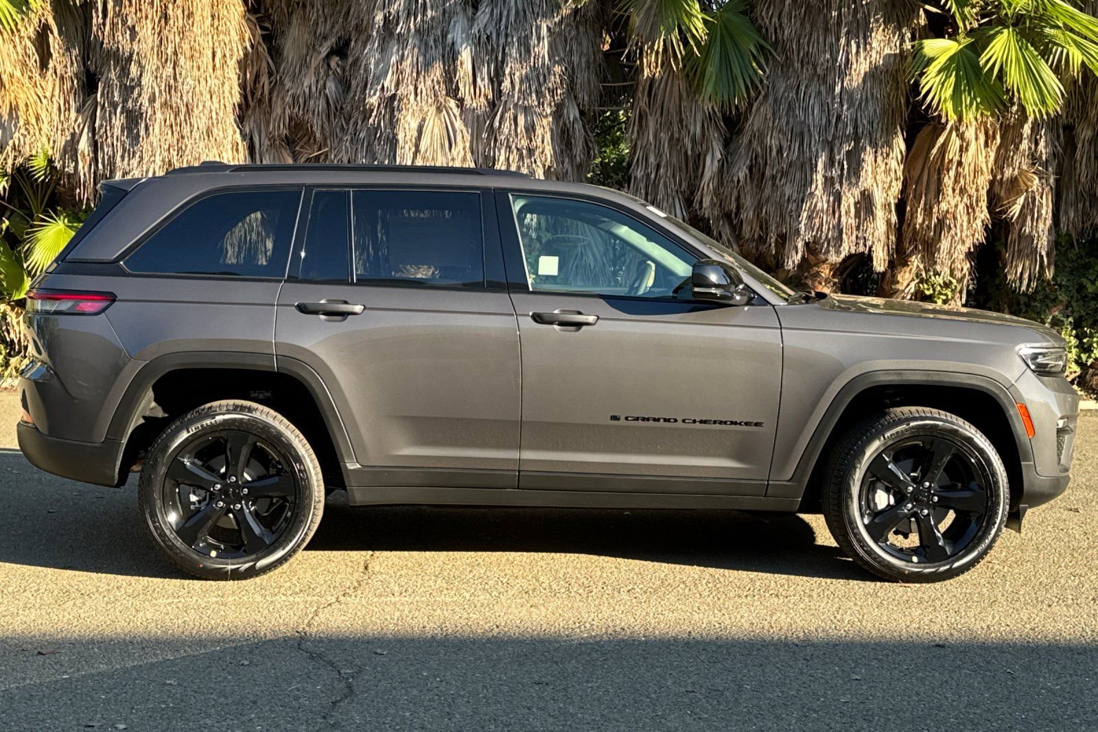 New 2025 Jeep Grand Cherokee Limited w/ Black Appearance Package AWD/4WD image 2