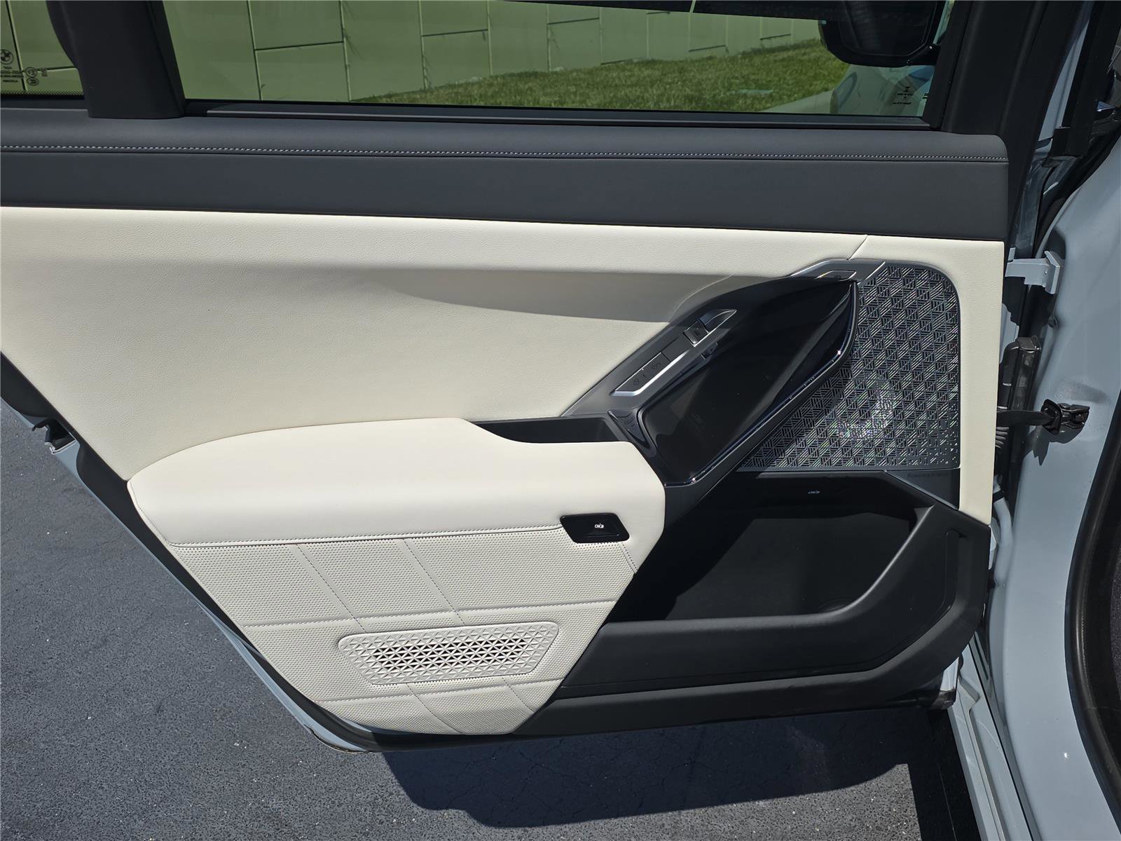 Used 2023 BMW 760i xDrive w/ Luxury Rear Seating Package image 11