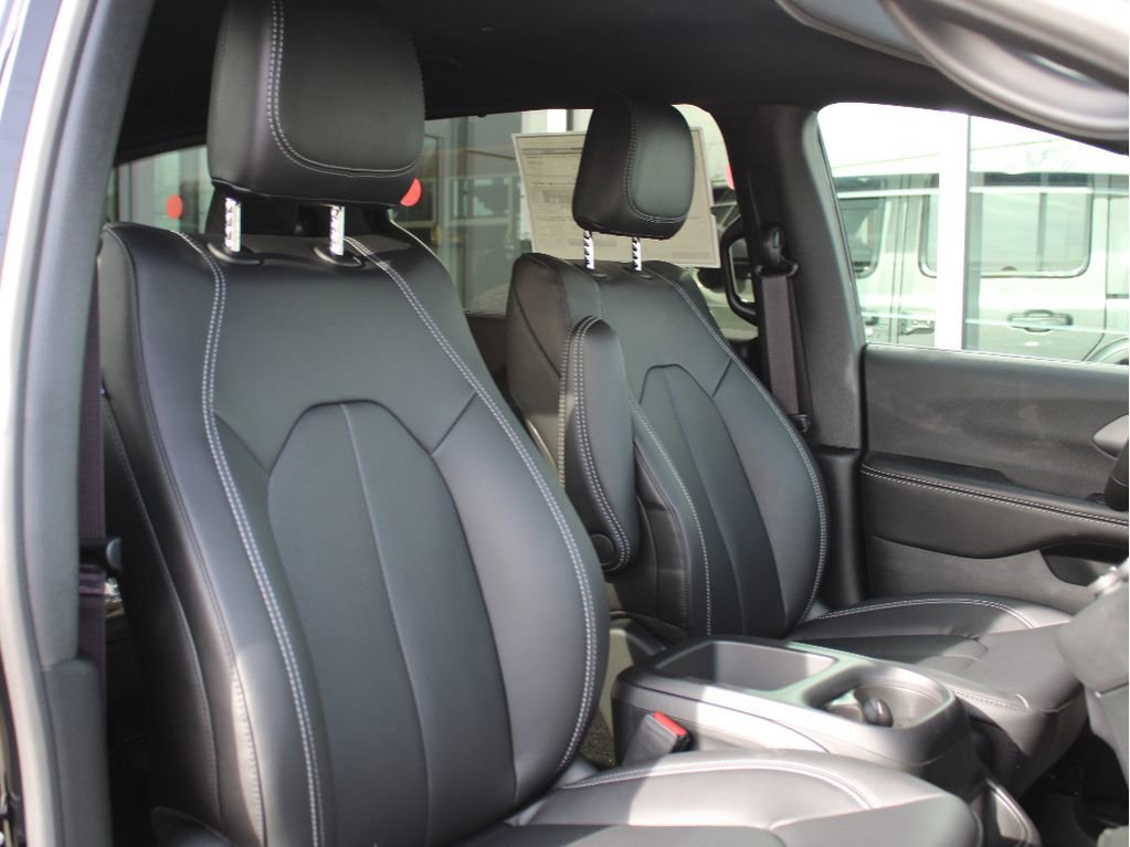 New 2026 Chrysler Pacifica Select image 24