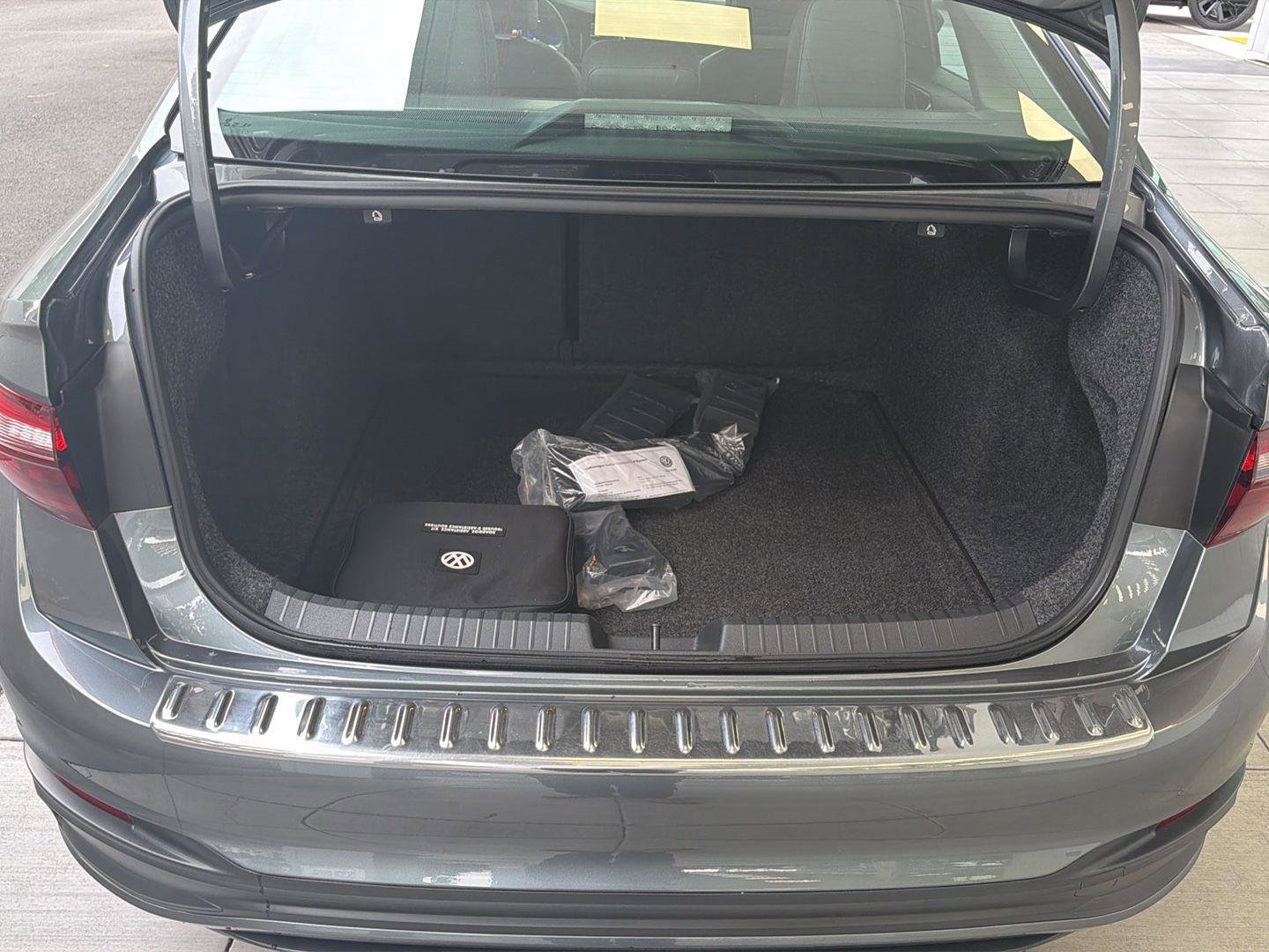 Used 2023 Volkswagen Jetta SE w/ Panoramic Sunroof Package FWD image 13