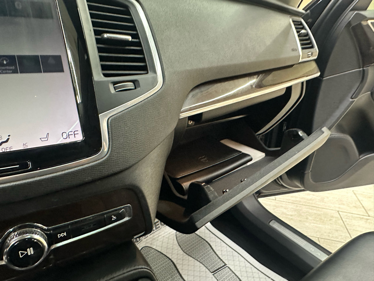 Used 2019 Volvo XC90 T5 Momentum w/ Protection Package Premier image 32