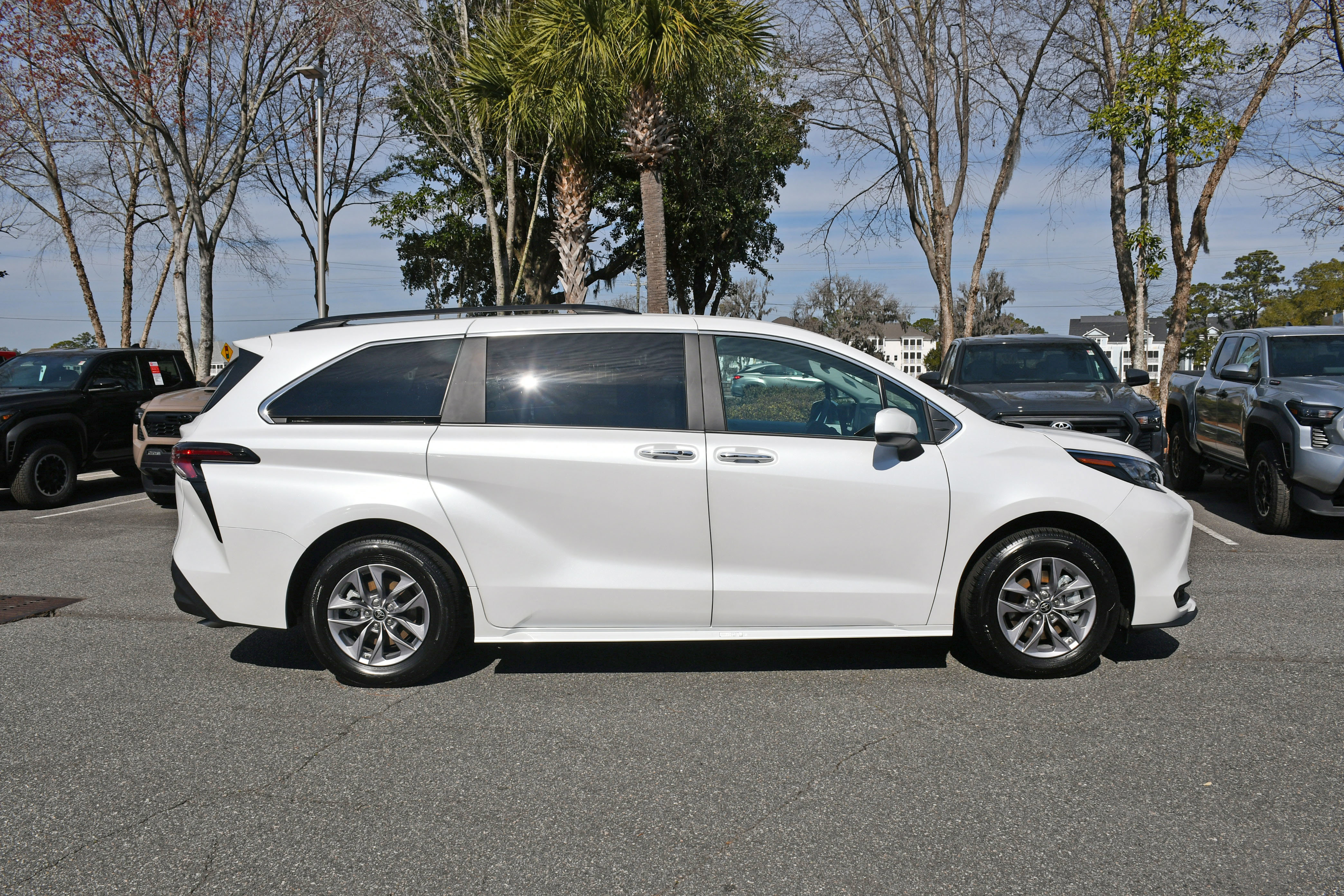 Used 2025 Toyota Sienna XLE w/ XLE Plus Package image 5