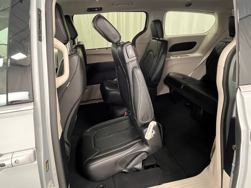 Used 2023 Chrysler Pacifica Touring-L AWD/4WD image 45