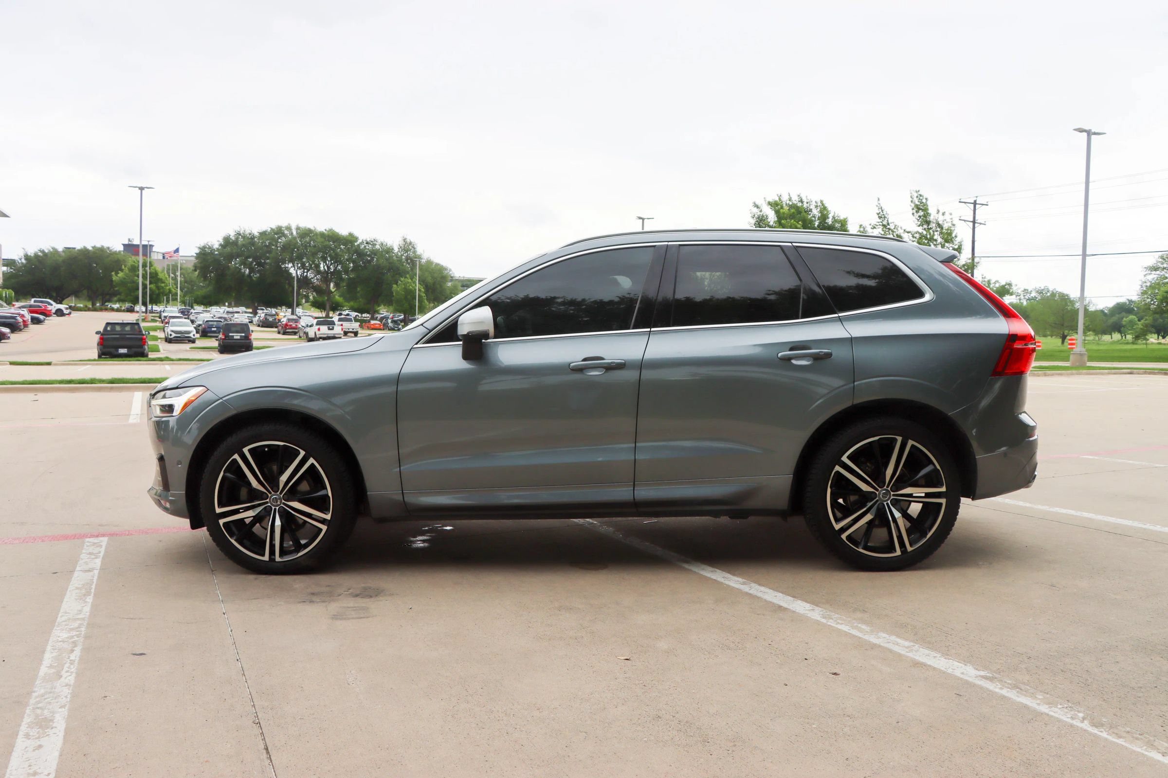 Used 2018 Volvo XC60 T5 R-Design w/ Convenience Package AWD/4WD image 4