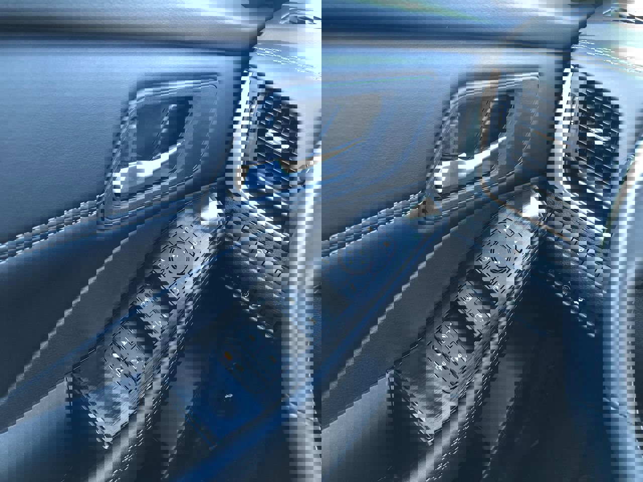 Used 2025 Nissan Rogue SV w/ SV Premium Package image 13