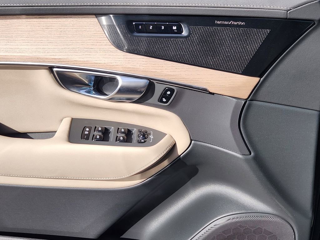 New 2026 Volvo XC90 B6 Plus w/ Protection Package Premier image 3