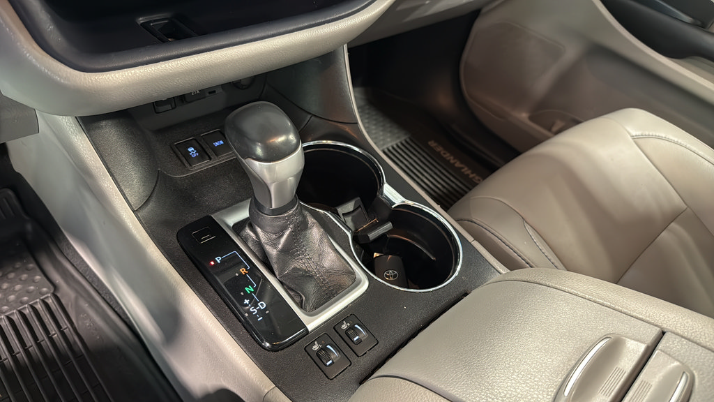 Used 2019 Toyota Highlander XLE AWD/4WD image 30