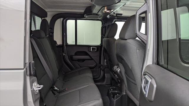 Used 2020 Jeep Gladiator Overland w/ Trailer Tow Package image 18