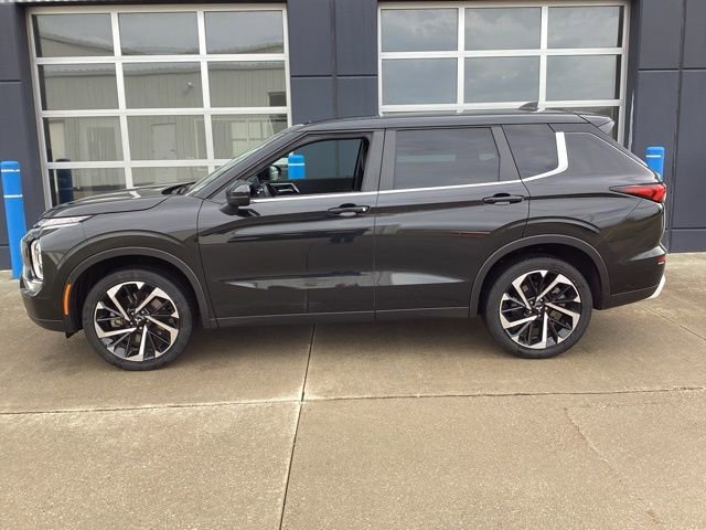 Used 2023 Mitsubishi Outlander SE image 2