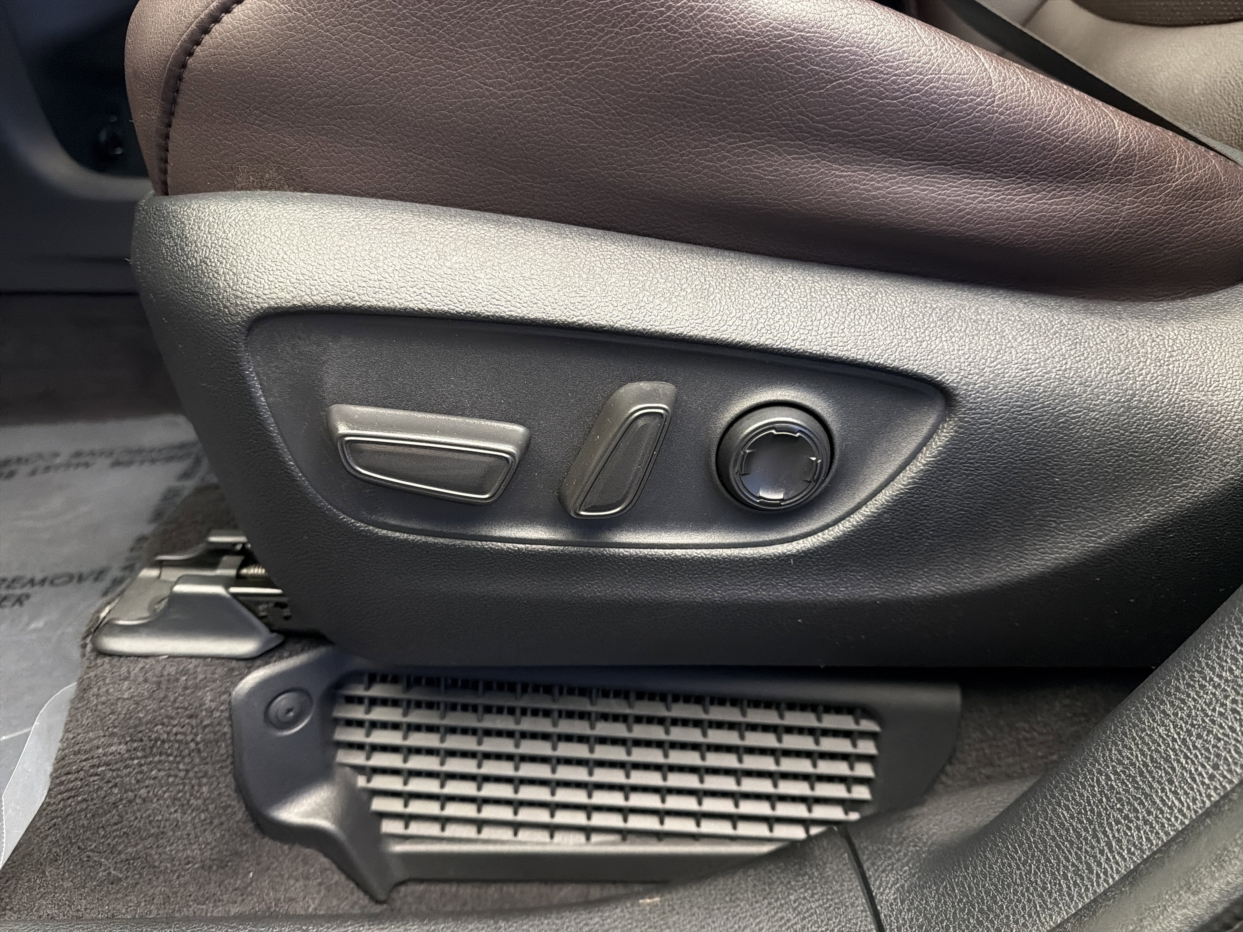 Used 2023 Toyota Sienna Platinum image 12