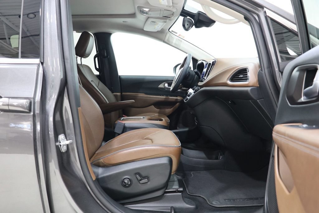 Used 2017 Chrysler Pacifica Limited w/ UConnect Theater Package FWD image 40