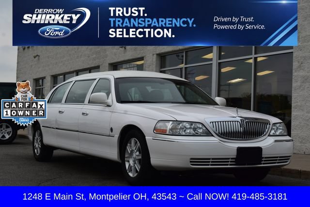 Used 2008 Lincoln Town Car Executive RWD image 1