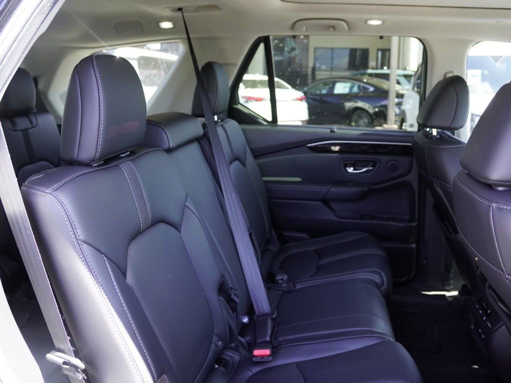 Used 2025 Honda Pilot Touring image 19