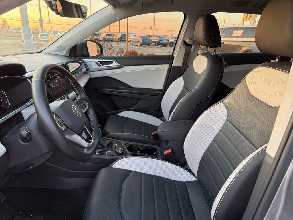 Used 2025 Volkswagen Taos SEL image 8